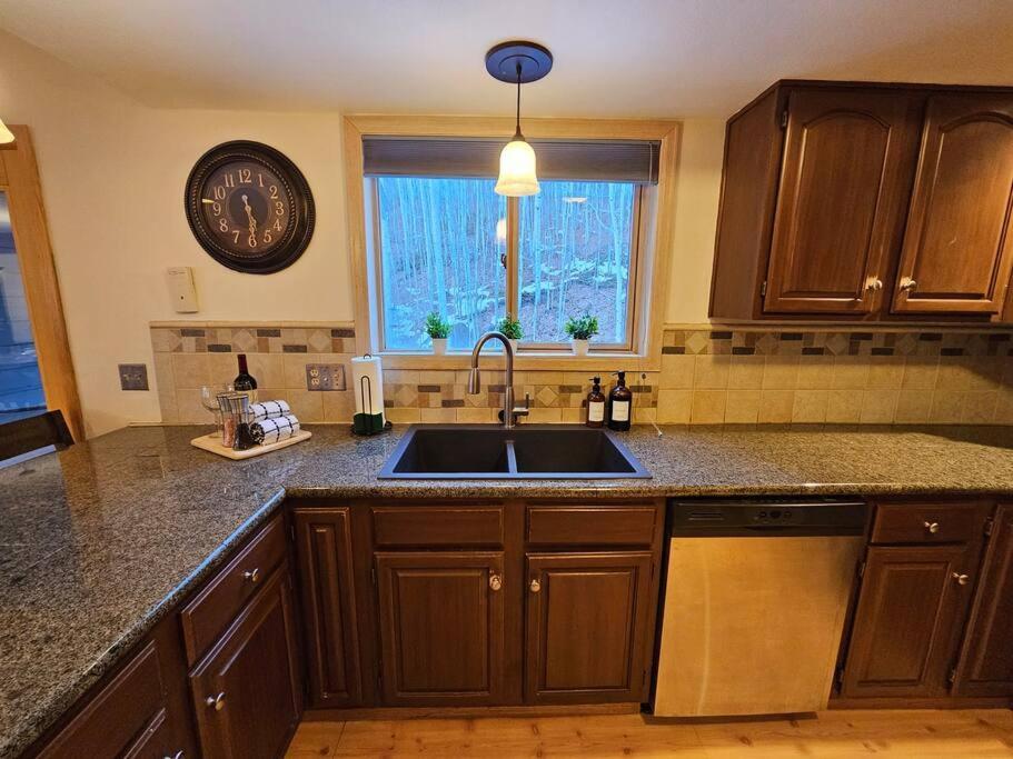 Private And Updated Breck Home With Hot Tub Брекенридж Экстерьер фото